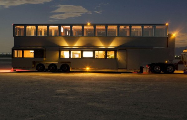 Всяко творение на Anderson Mobile Estates е изцяло по поръчка, като екстериорът и интериорът са проектирани да отговарят на изискванията на клиента. The Heat предлага всичко - от бизнес конферентни зали до луксозни апартаменти за гости, като всеки детайл е внимателно обмислен. 

Има дори система за видеонаблюдение от висок клас, която осигурява 360-градусова сигурност, за да запази щастливия обитател мултимилионер жив и здрав. Можете и да го наемете за невероятните $295 000 на вечер в района на Остин.